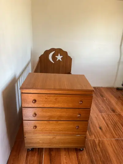Cuna de madera con cajones - miniatura 4