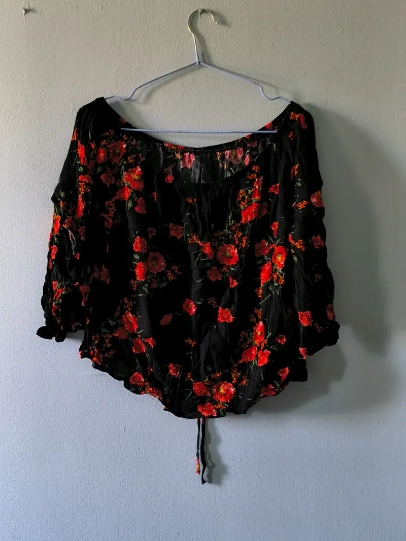 Blusa negra con flores rojas