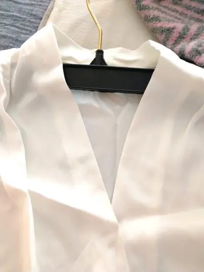 Blusa blanca elegante - miniatura 2