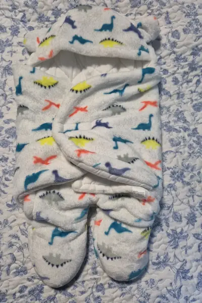 Saquito para bebé con dinosaurios - miniatura 1