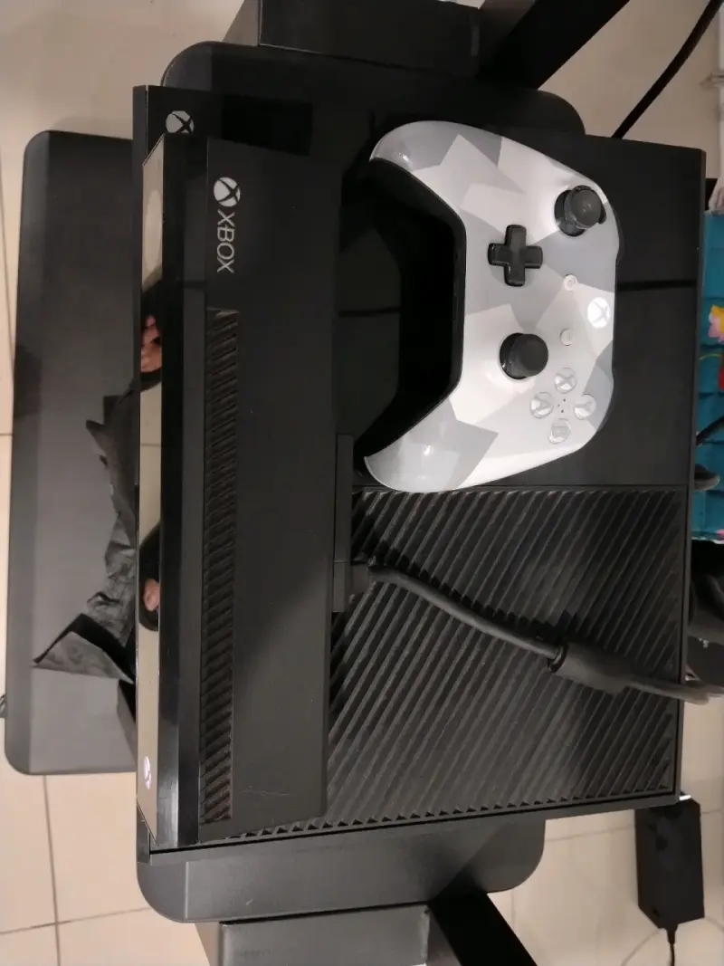 Consola Xbox One con 2 mandos - 1