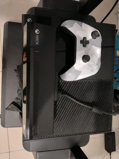 Consola Xbox One con 2 mandos - miniatura 1