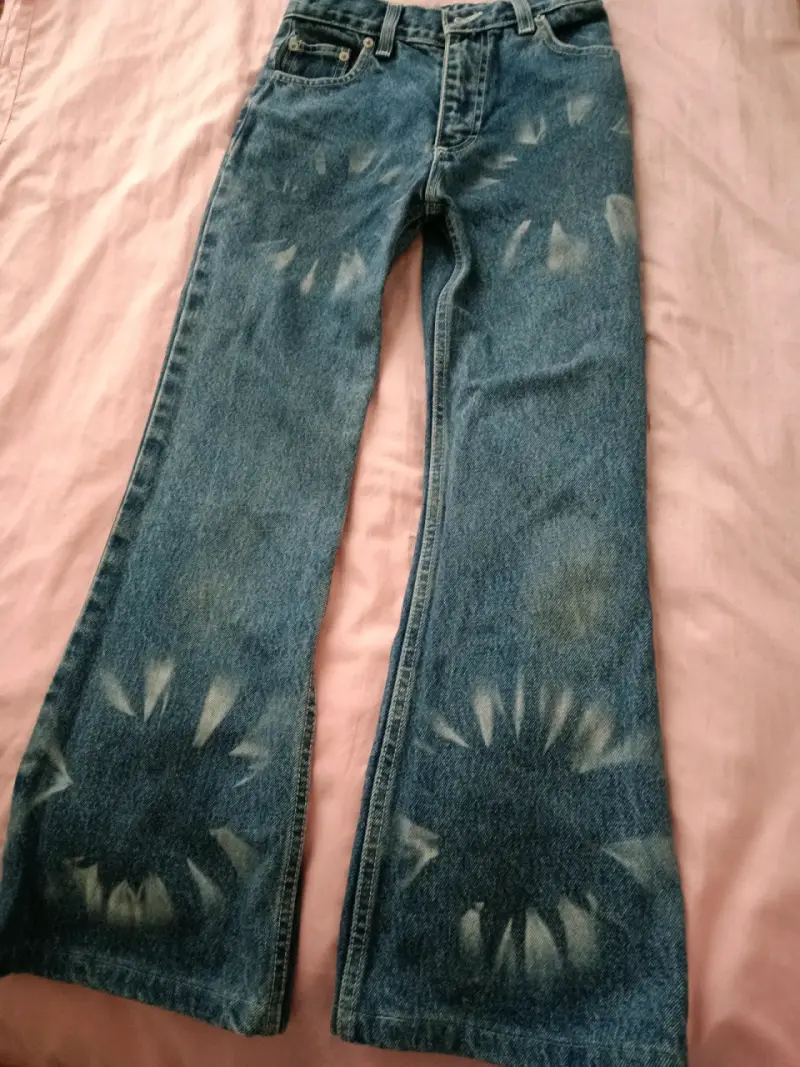 Jeans acampanados con diseño - 1
