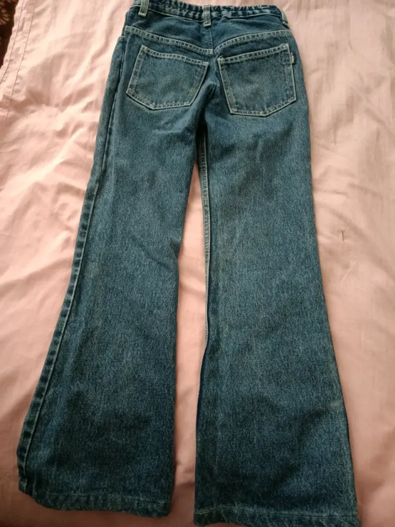 Jeans acampanados con diseño - 2