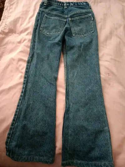 Jeans acampanados con diseño - miniatura 2