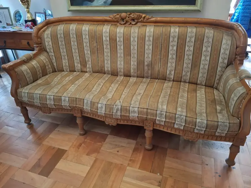 Sofá vintage de madera tallada