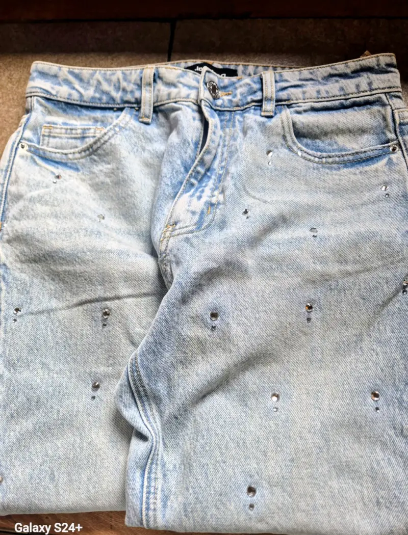 Jeans denim celestes tachonados - 1