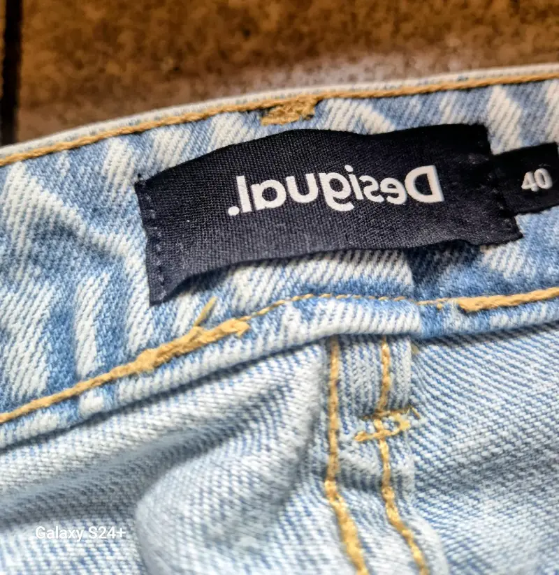 Jeans denim celestes tachonados - 2