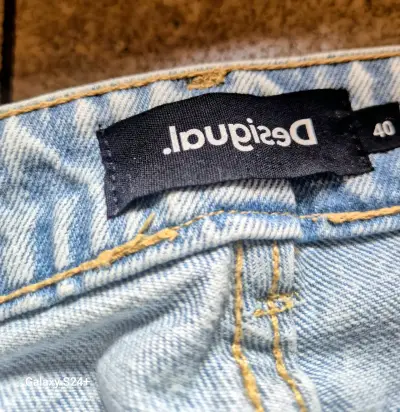 Jeans denim celestes tachonados - miniatura 2