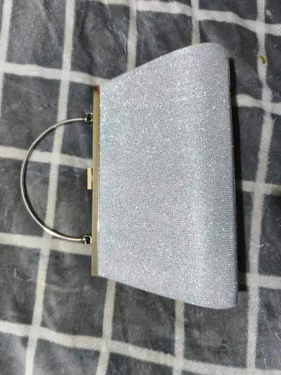 Cartera de mano plateada brillante - miniatura 1