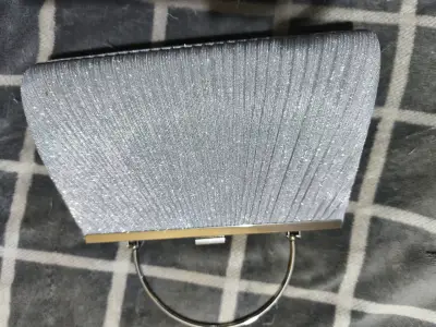 Cartera de mano plateada brillante - miniatura 2