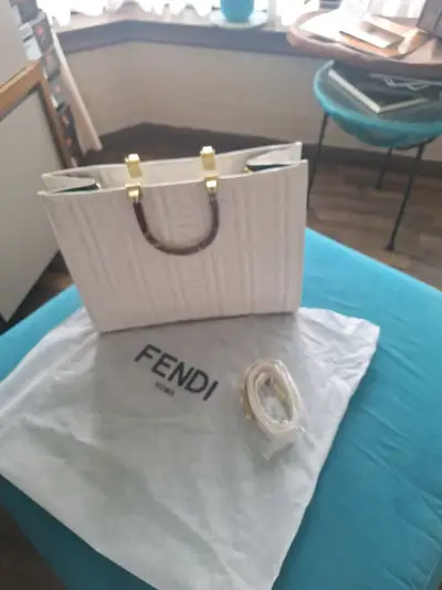 Bolso blanco Fendi con asas doradas - miniatura 1