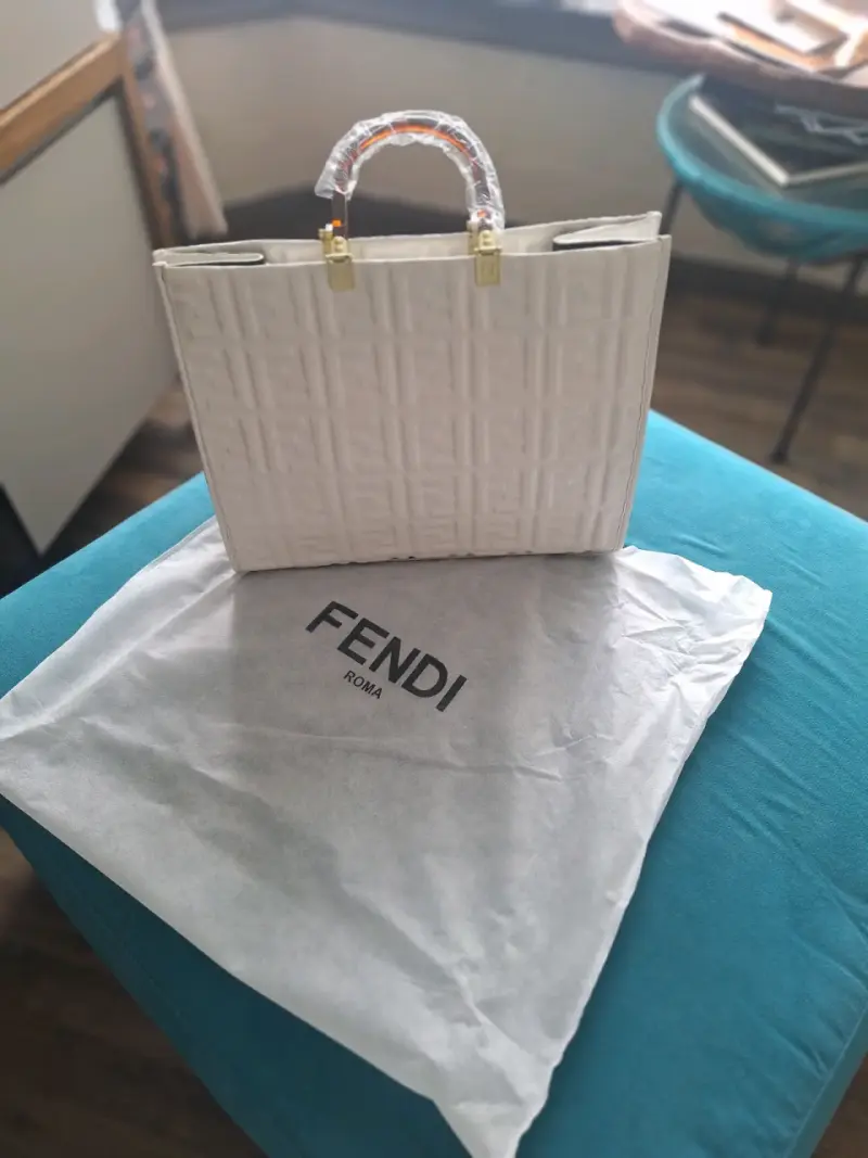 Bolso blanco Fendi con asas doradas - 2