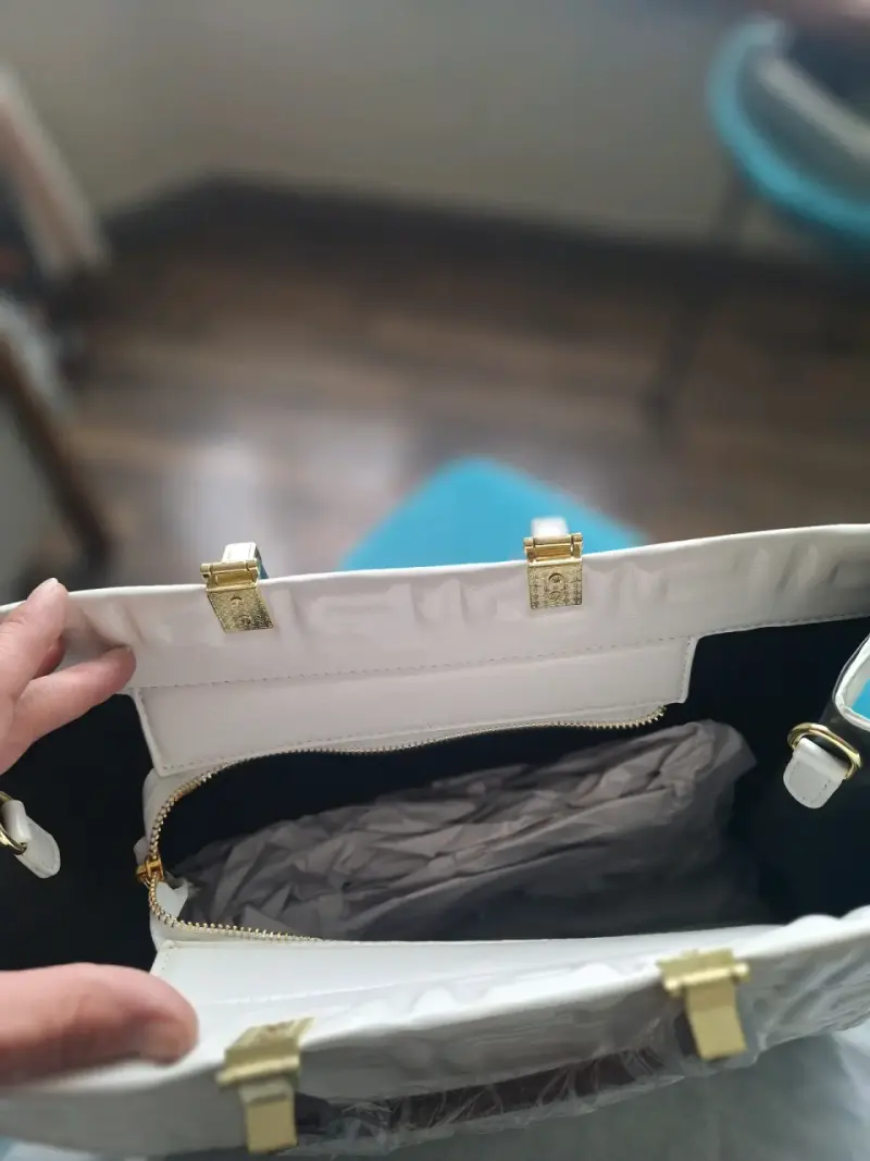 Bolso blanco Fendi con asas doradas - 3