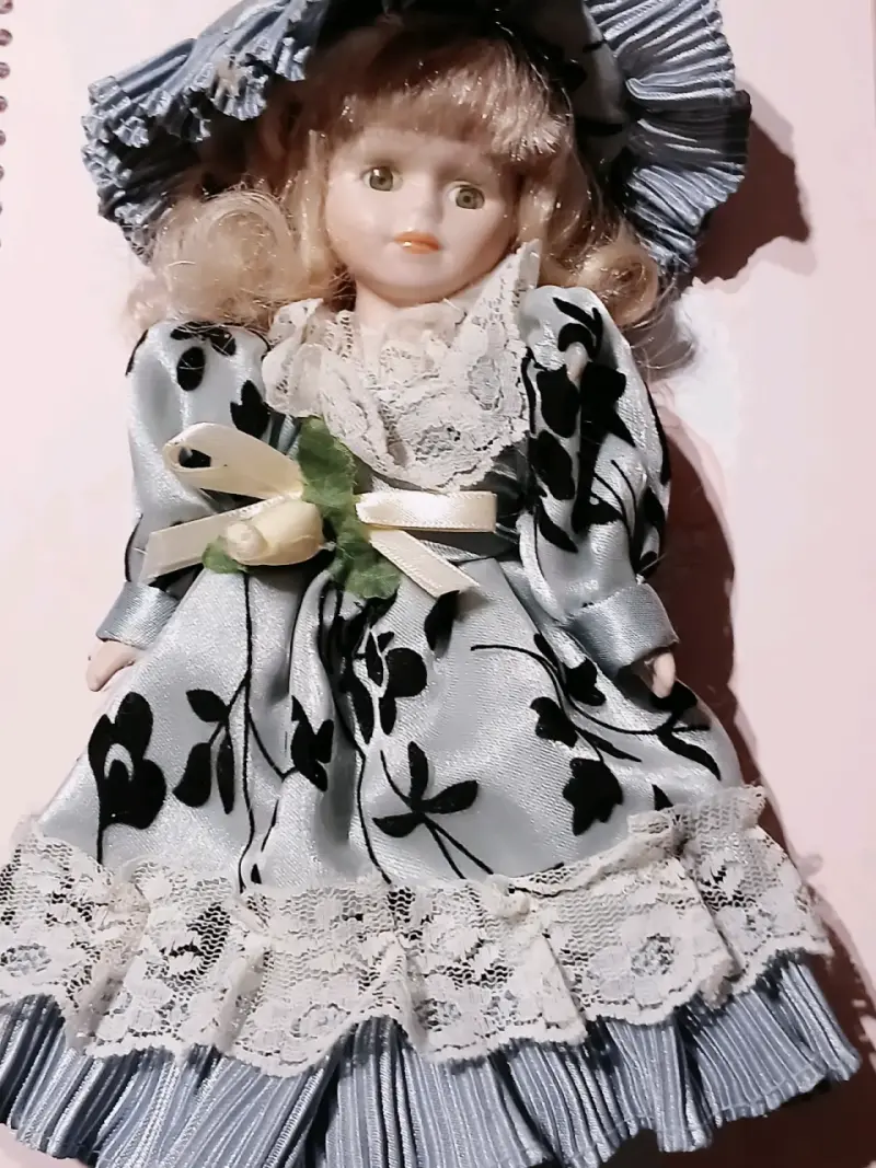 Muñeca de porcelana vintage - 1