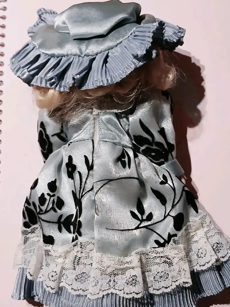 Muñeca de porcelana vintage - 2