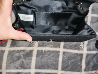 Clutch negro con cadena plateada - miniatura 2