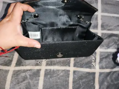 Clutch negro con cadena plateada - miniatura 4