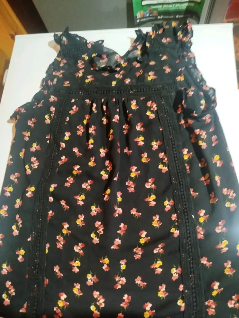 Blusa floral negra con encaje