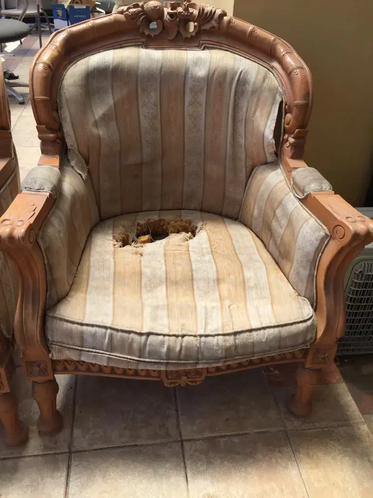 Sillón antiguo con desgaste