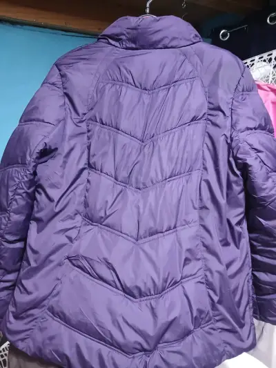 Chaqueta acolchada morada - miniatura 2