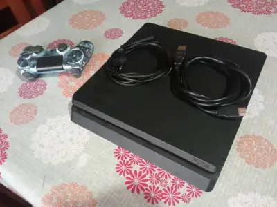 Consola PlayStation 4 con control - miniatura 1