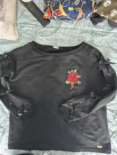 Poleron negro con diseño de rosa - miniatura 1