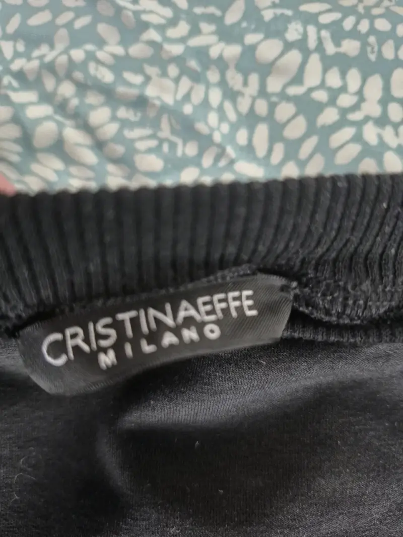 Poleron negro con diseño de rosa - 2