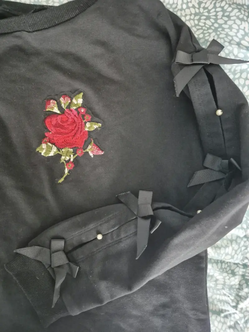 Poleron negro con diseño de rosa - 3