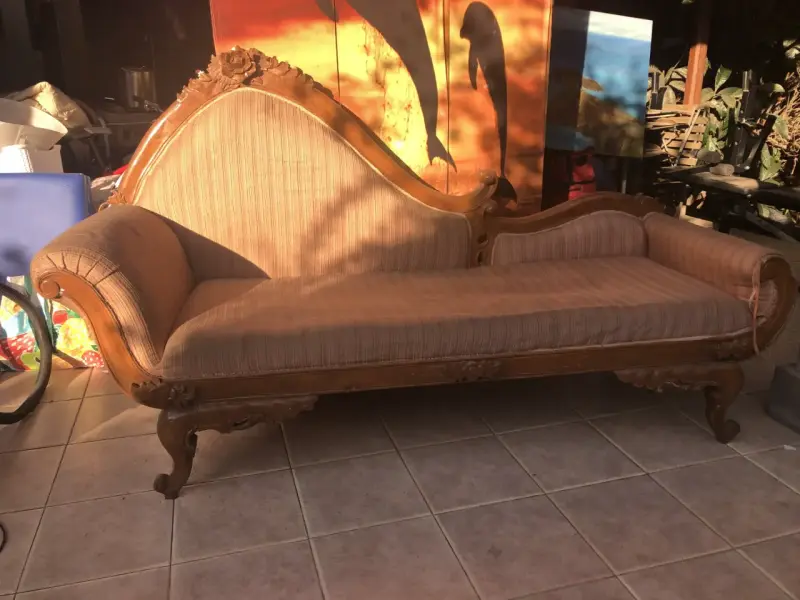 Sofá antiguo de madera tallada