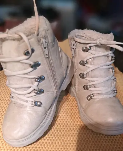 Botas beige abrigadas con cierre - miniatura 1