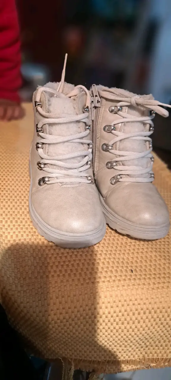 Botas beige abrigadas con cierre - 2