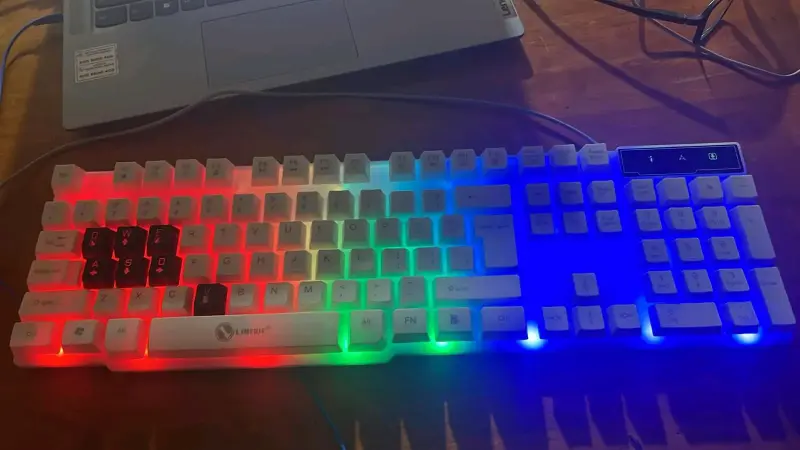 Teclado mecánico retroiluminado RGB