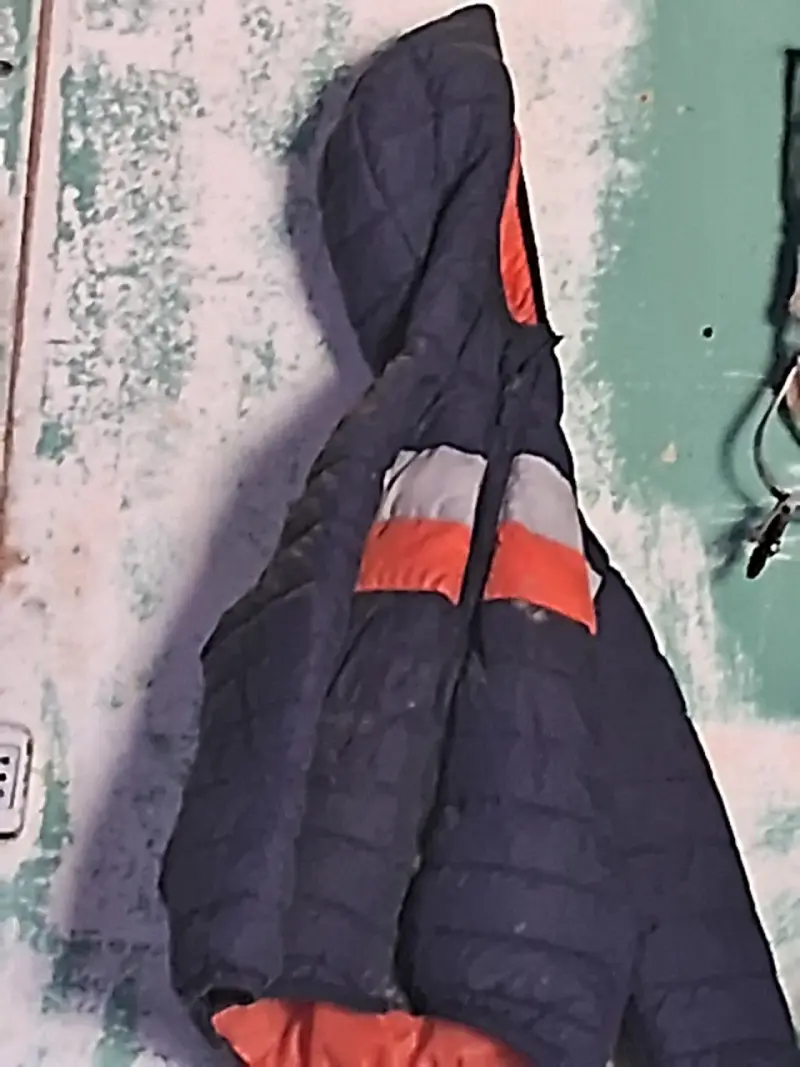 Chaqueta negra con detalles naranjas