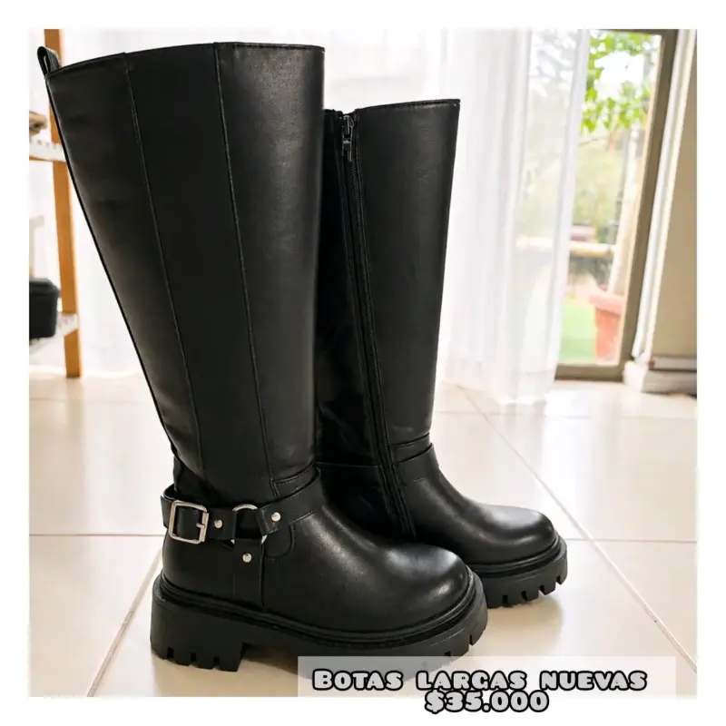 Botas largas negras nuevas