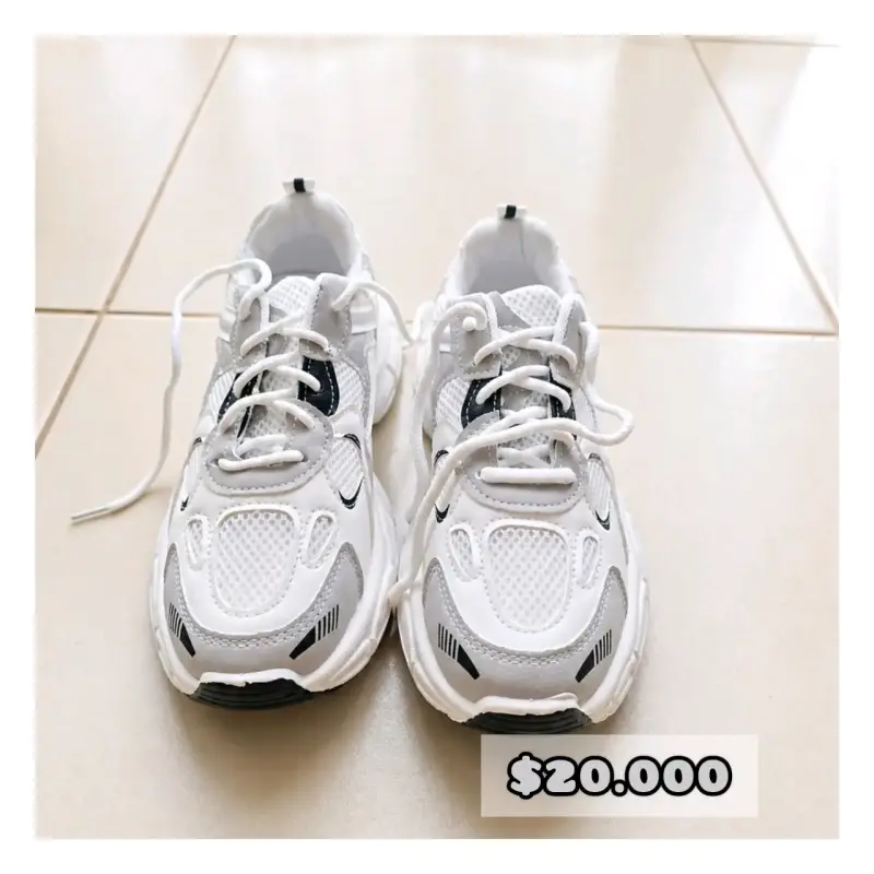 Zapatillas deportivas blancas nuevas