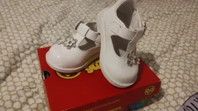 Zapatos de bebé blancos con flores - miniatura 1