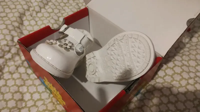 Zapatos de bebé blancos con flores - 2