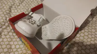 Zapatos de bebé blancos con flores - miniatura 2