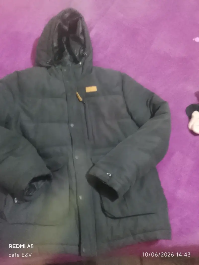 Chaqueta negra con capucha