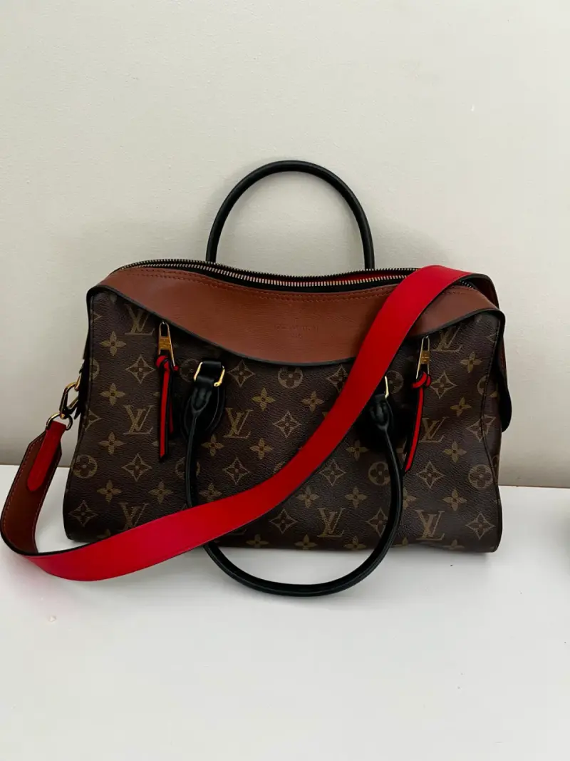 Bolso Louis Vuitton con correa roja