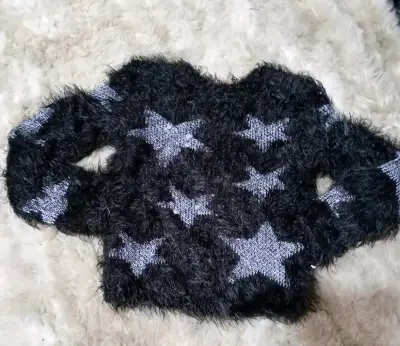 Suéter negro con estrellas grises - miniatura 1