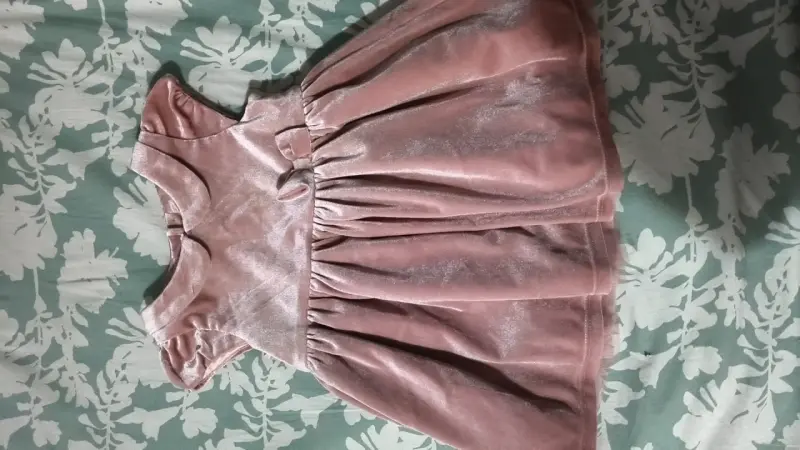 Vestido de bebé rosado con lazo