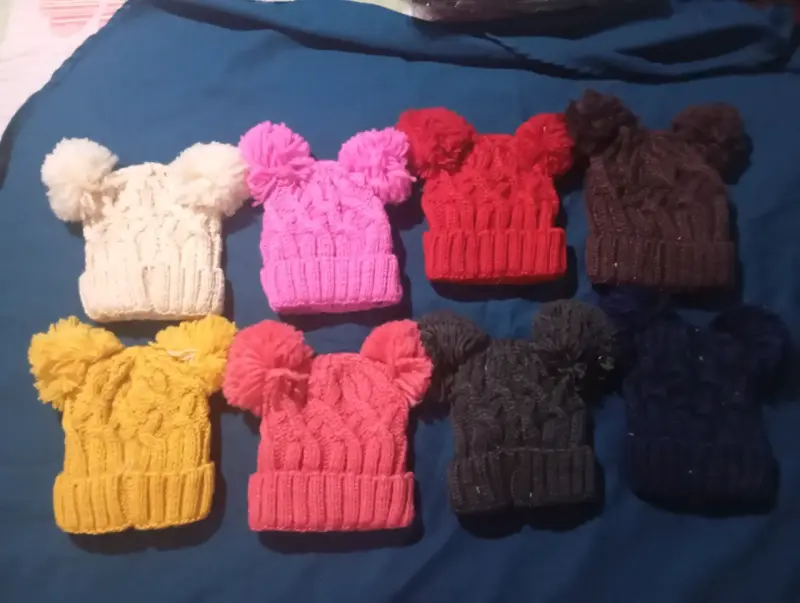 Gorros tejidos infantiles con pompones