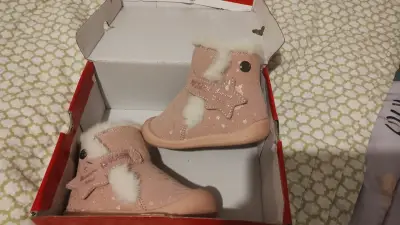 Botines rosados para bebé - miniatura 1