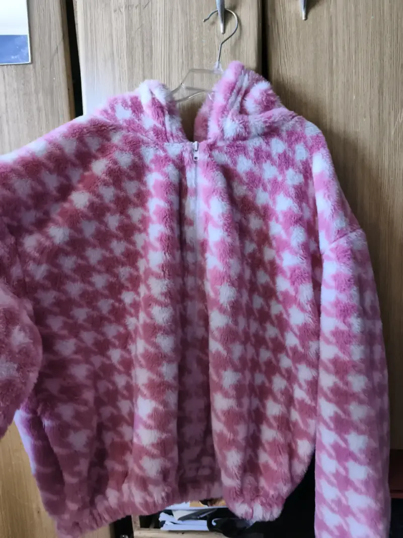Chaqueta polar rosa y blanca