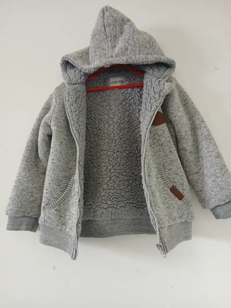 Polerón gris con capucha - 1