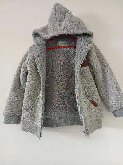 Polerón gris con capucha - miniatura 1