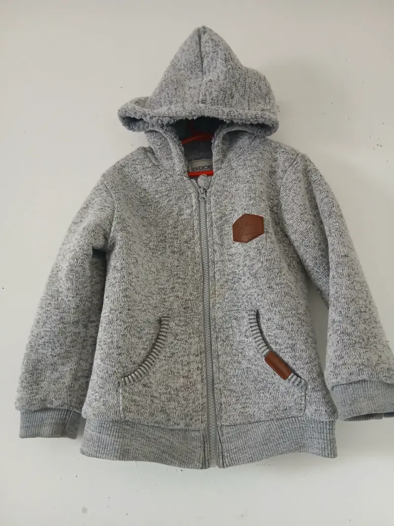 Polerón gris con capucha - 2