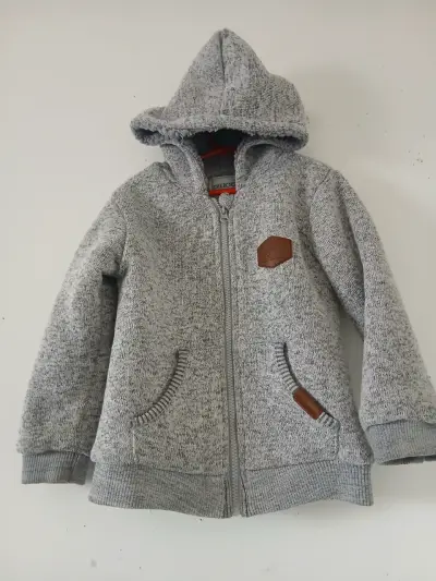 Polerón gris con capucha - miniatura 2